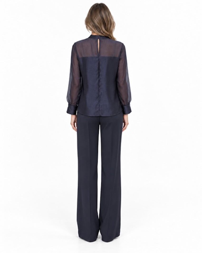 Blusa Natan FLAIR de mujer azul marino con mangas y panel superior de espalda transparentes, vista posterior en modelo
