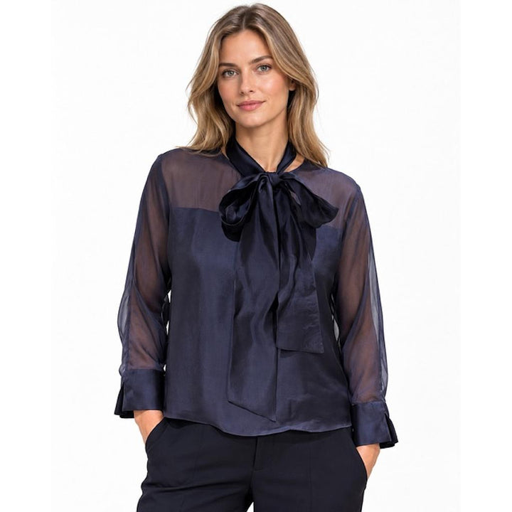 Blusa Natan FLAIR de mujer azul marino con lazo y mangas transparentes, vista frontal en modelo